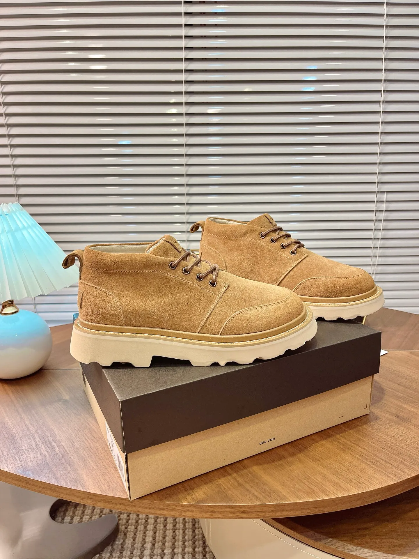[UGG] P: 580💰 Size: 40 to 44 (45 custom-made) 2025 new style 𝑼𝑮𝑮•Men's ◾️. Winter snow boots and fur shoes. The matching coefficient is also 100%. 💥Good-looking✨Fully fashionable and full of aura when worn📈 Lager casual boots, lace-up style. The heels are decorated with hot embossed brand logos. Item No.: 1171113 Upper: high-quality cow suede Lining: sheepskin imported from Australia 🐑The inner lining is made of Australian lamb wool Outsole: EVA non-slip outsole. 45